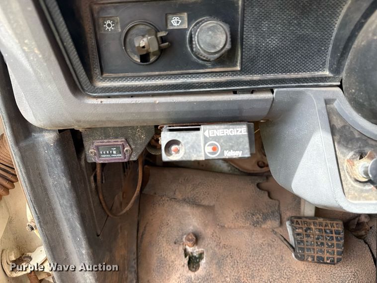 image for item DS3787 1995 Ford F800 digger derrick truck