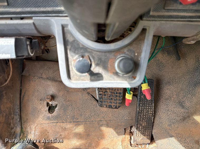 image for item DS3787 1995 Ford F800 digger derrick truck