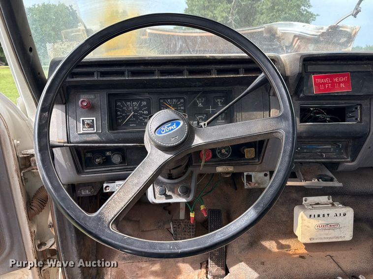 image for item DS3787 1995 Ford F800 digger derrick truck