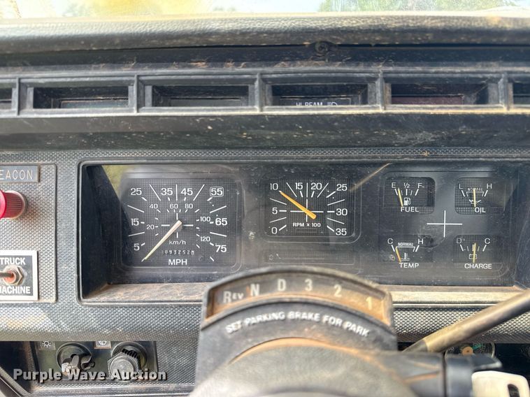 image for item DS3787 1995 Ford F800 digger derrick truck