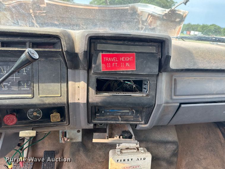 image for item DS3787 1995 Ford F800 digger derrick truck