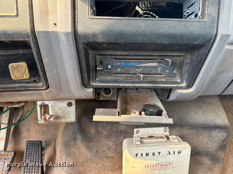 image for item DS3787 1995 Ford F800 digger derrick truck