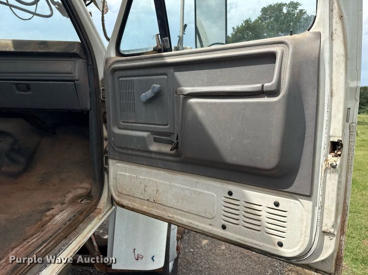 image for item DS3787 1995 Ford F800 digger derrick truck