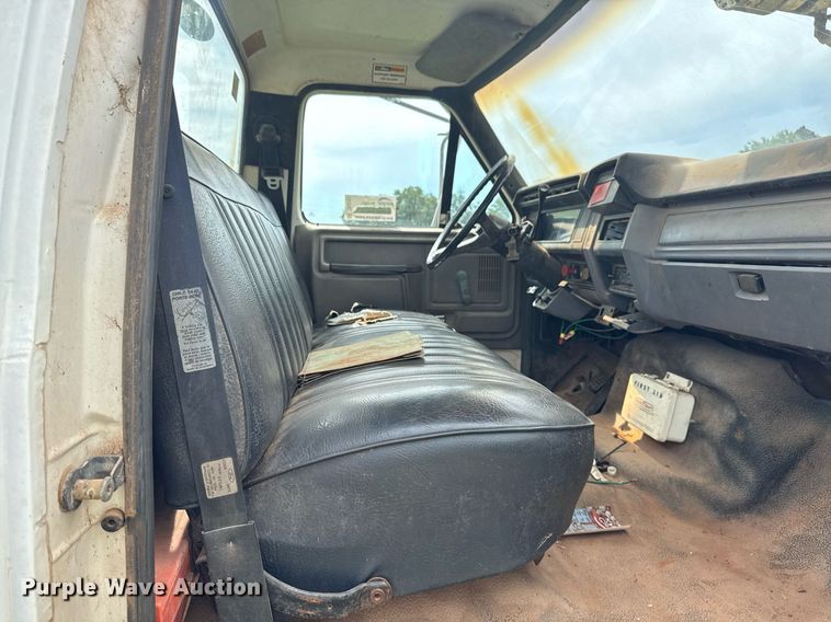 image for item DS3787 1995 Ford F800 digger derrick truck