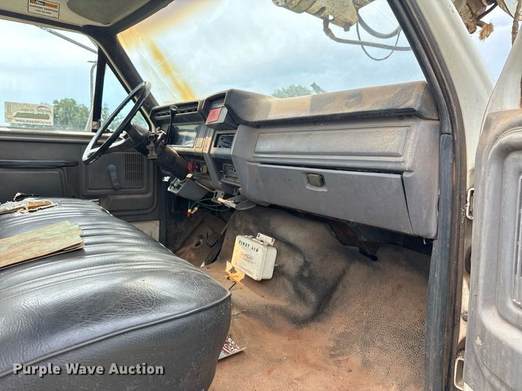 image for item DS3787 1995 Ford F800 digger derrick truck