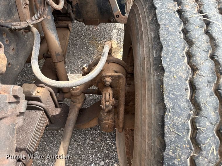 image for item DS3787 1995 Ford F800 digger derrick truck