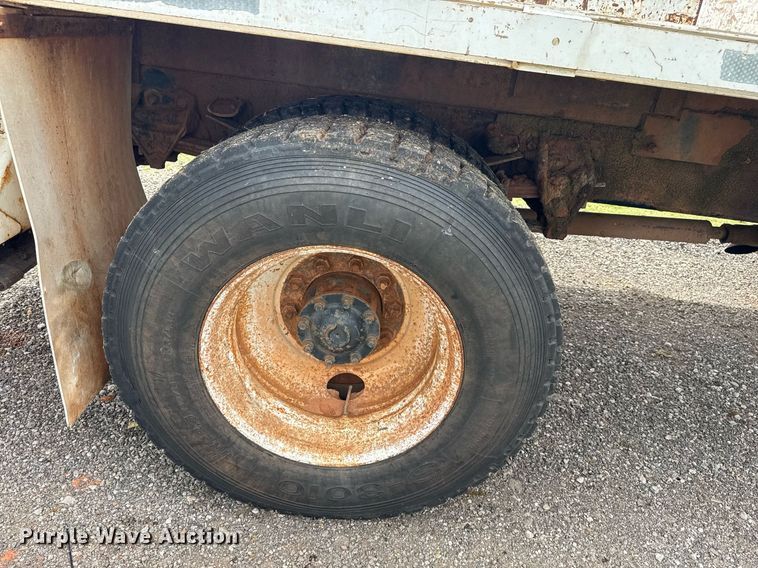 image for item DS3787 1995 Ford F800 digger derrick truck