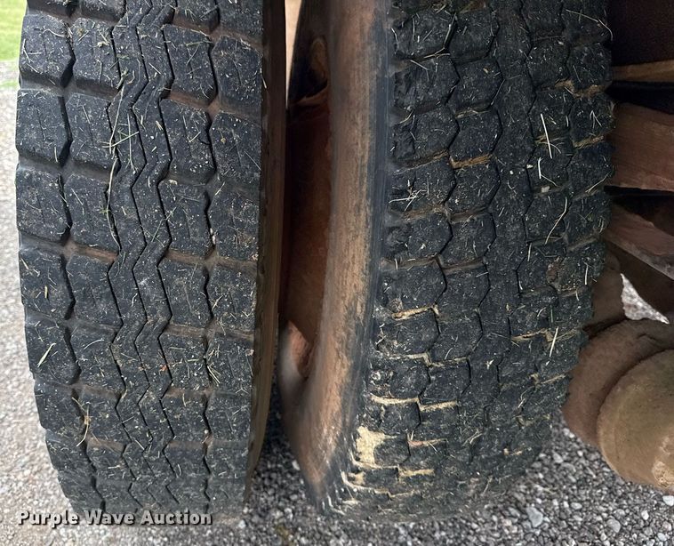 image for item DS3787 1995 Ford F800 digger derrick truck