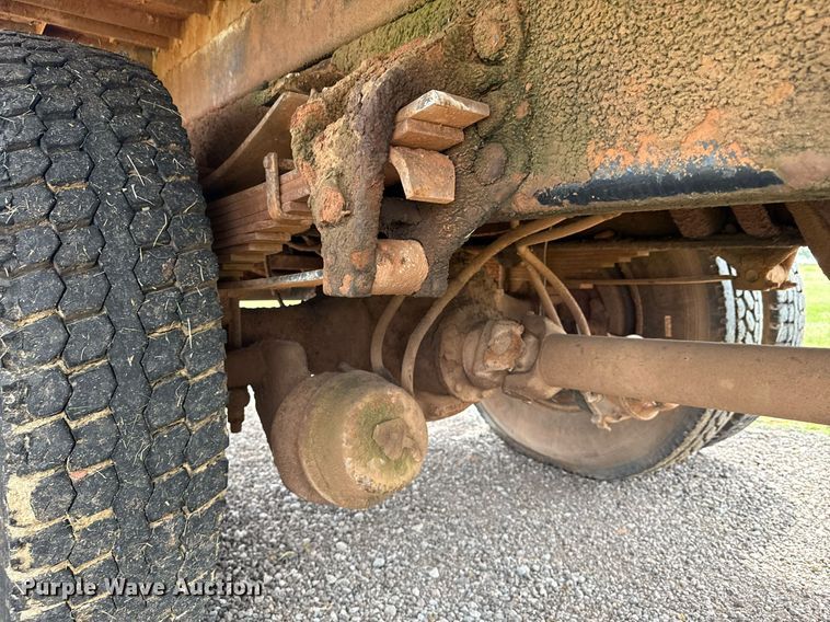 image for item DS3787 1995 Ford F800 digger derrick truck