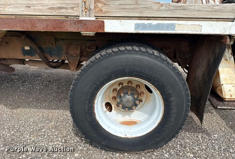 image for item DS3787 1995 Ford F800 digger derrick truck