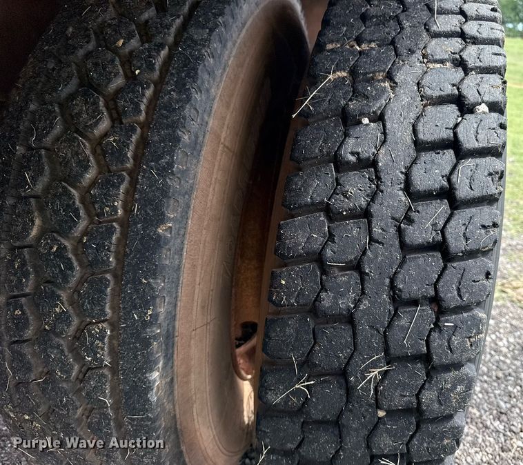 image for item DS3787 1995 Ford F800 digger derrick truck