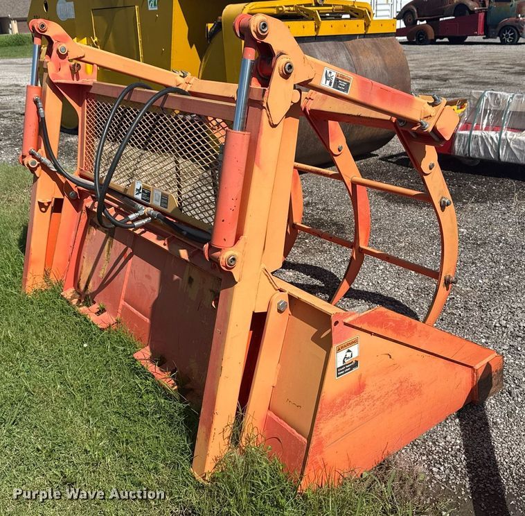 image for item DS3816 Kubota M9248 skid steer grapple bucket