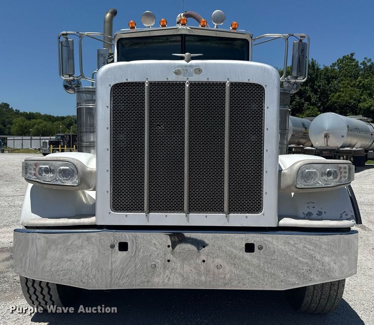 image for item DS3819 2013 Peterbilt 388 vacuum truck