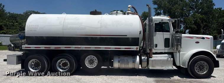 image for item DS3819 2013 Peterbilt 388 vacuum truck