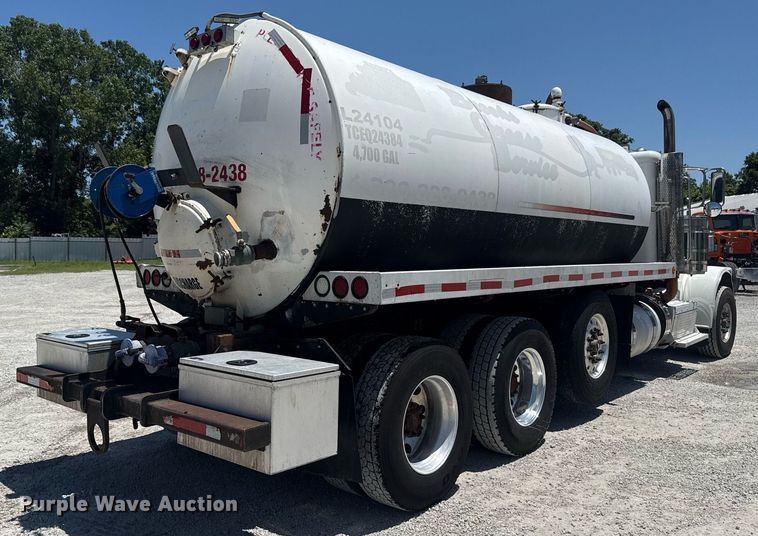 image for item DS3819 2013 Peterbilt 388 vacuum truck