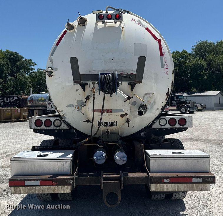 image for item DS3819 2013 Peterbilt 388 vacuum truck