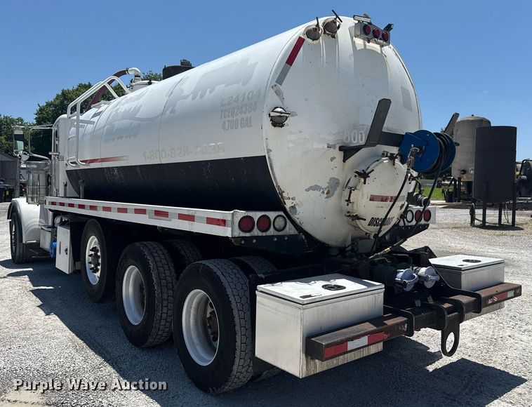 image for item DS3819 2013 Peterbilt 388 vacuum truck