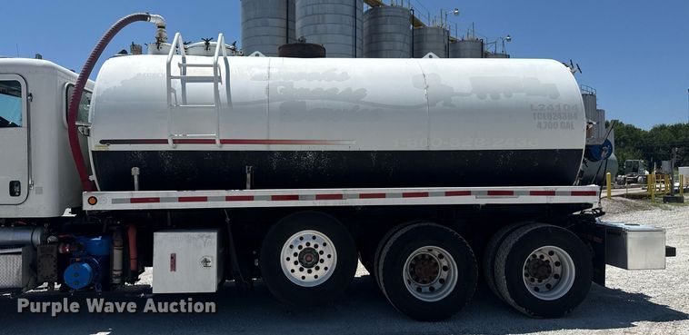 image for item DS3819 2013 Peterbilt 388 vacuum truck