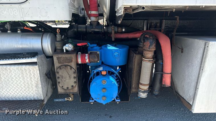 image for item DS3819 2013 Peterbilt 388 vacuum truck
