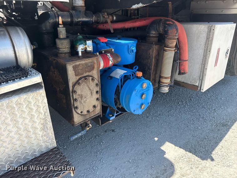 image for item DS3819 2013 Peterbilt 388 vacuum truck