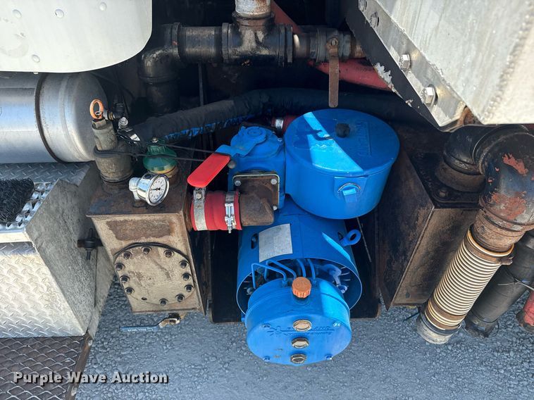 image for item DS3819 2013 Peterbilt 388 vacuum truck