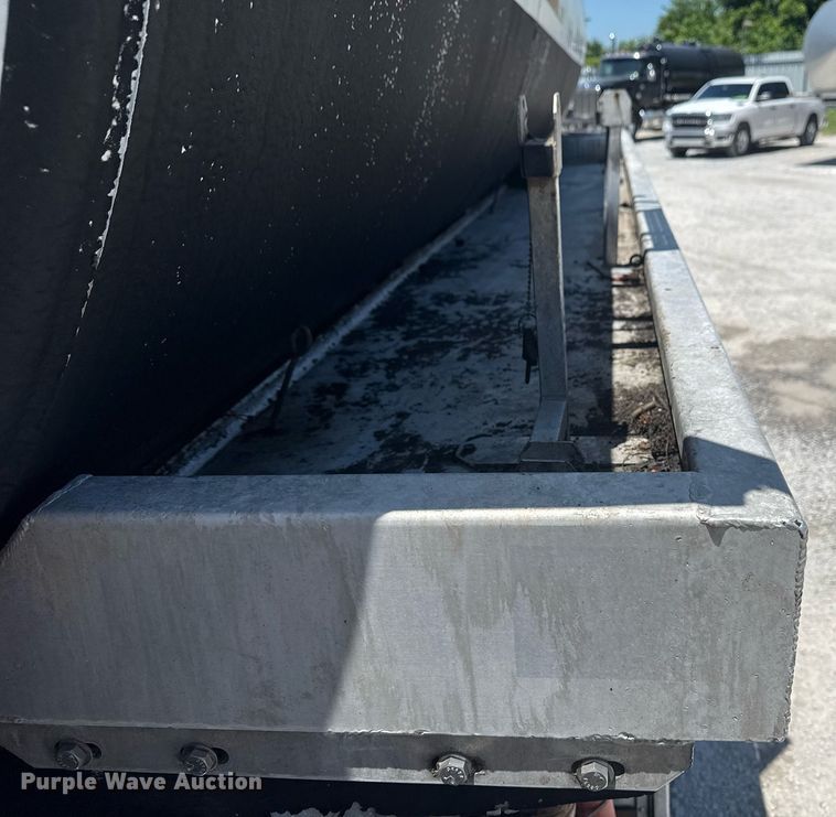 image for item DS3819 2013 Peterbilt 388 vacuum truck