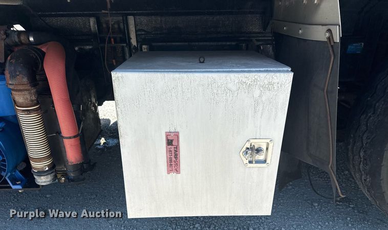 image for item DS3819 2013 Peterbilt 388 vacuum truck