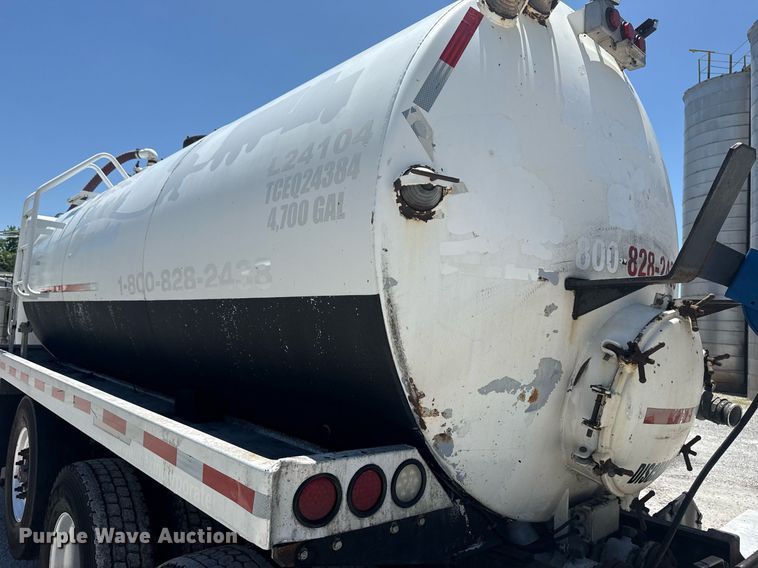 image for item DS3819 2013 Peterbilt 388 vacuum truck