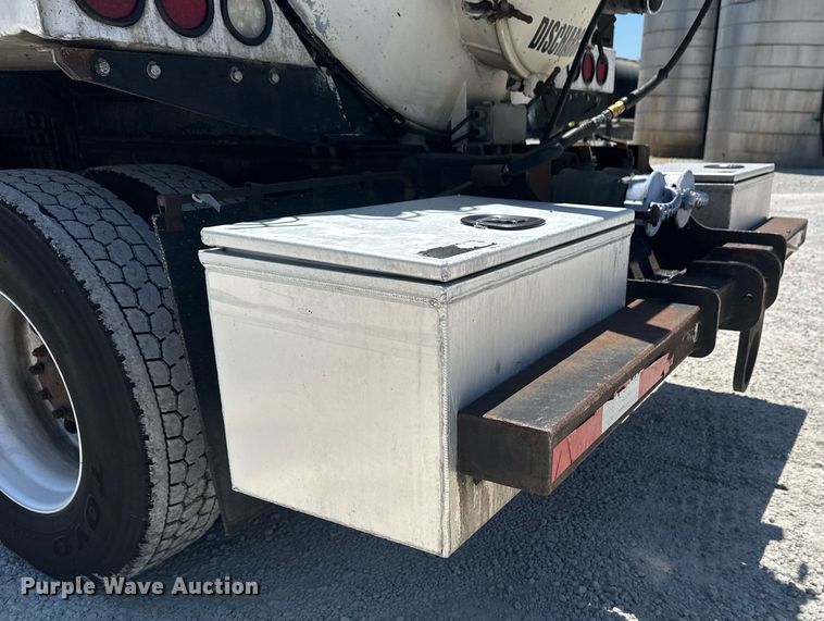 image for item DS3819 2013 Peterbilt 388 vacuum truck