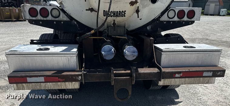 image for item DS3819 2013 Peterbilt 388 vacuum truck