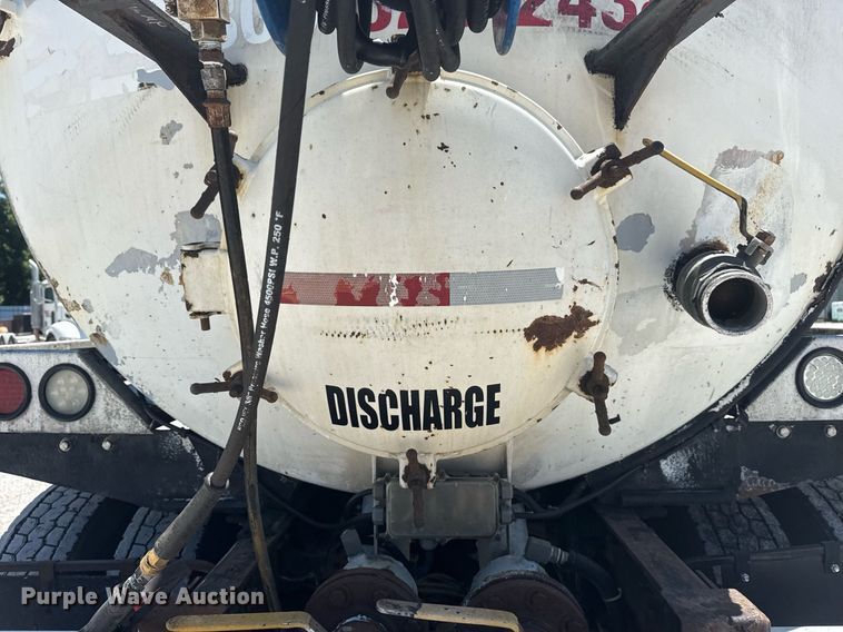 image for item DS3819 2013 Peterbilt 388 vacuum truck