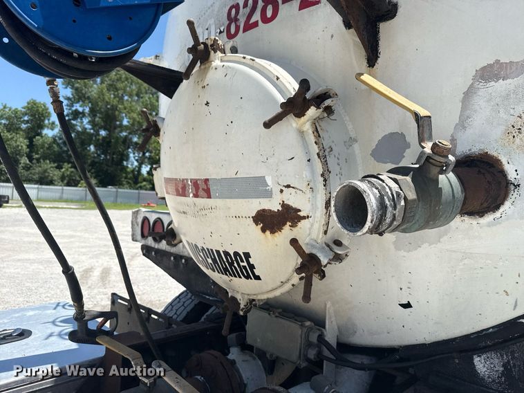 image for item DS3819 2013 Peterbilt 388 vacuum truck