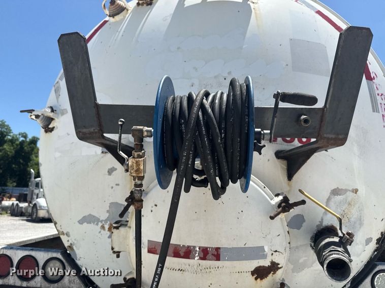 image for item DS3819 2013 Peterbilt 388 vacuum truck