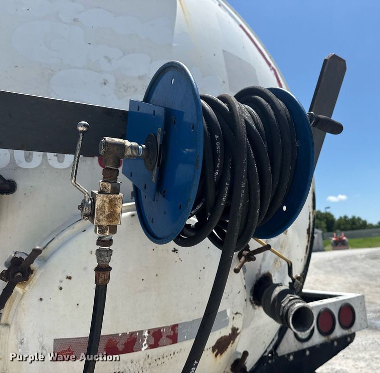 image for item DS3819 2013 Peterbilt 388 vacuum truck