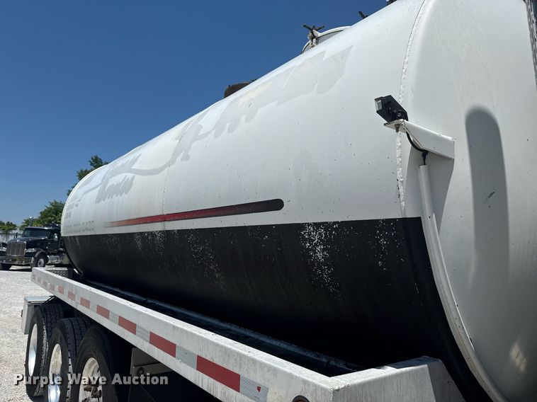 image for item DS3819 2013 Peterbilt 388 vacuum truck