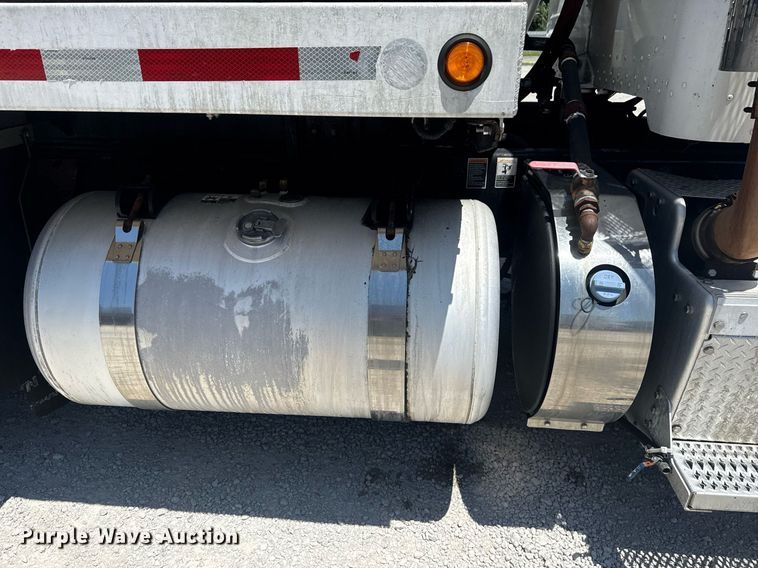 image for item DS3819 2013 Peterbilt 388 vacuum truck