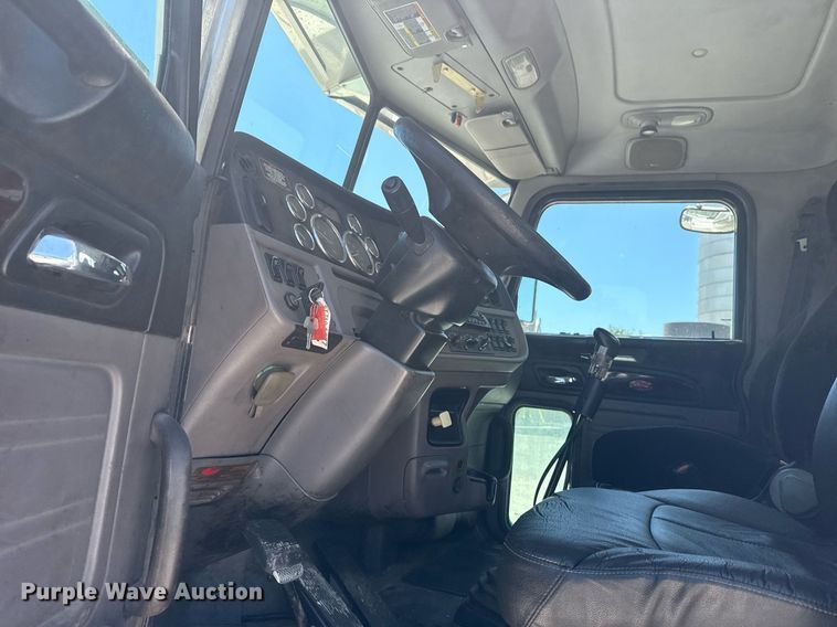 image for item DS3819 2013 Peterbilt 388 vacuum truck