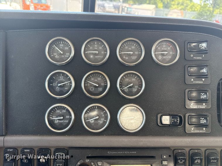 image for item DS3819 2013 Peterbilt 388 vacuum truck