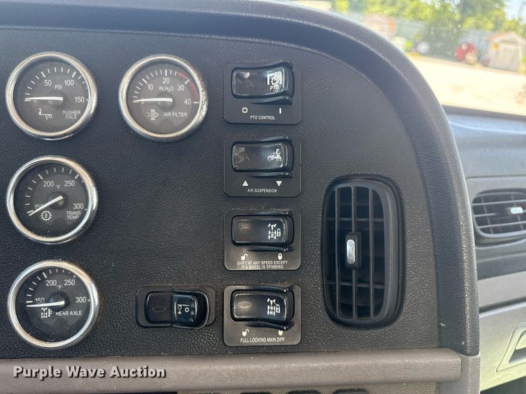 image for item DS3819 2013 Peterbilt 388 vacuum truck