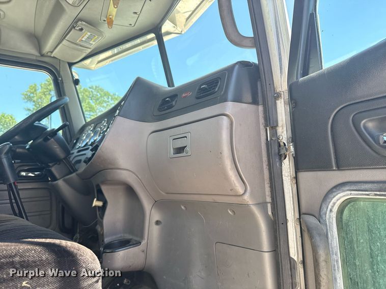 image for item DS3819 2013 Peterbilt 388 vacuum truck