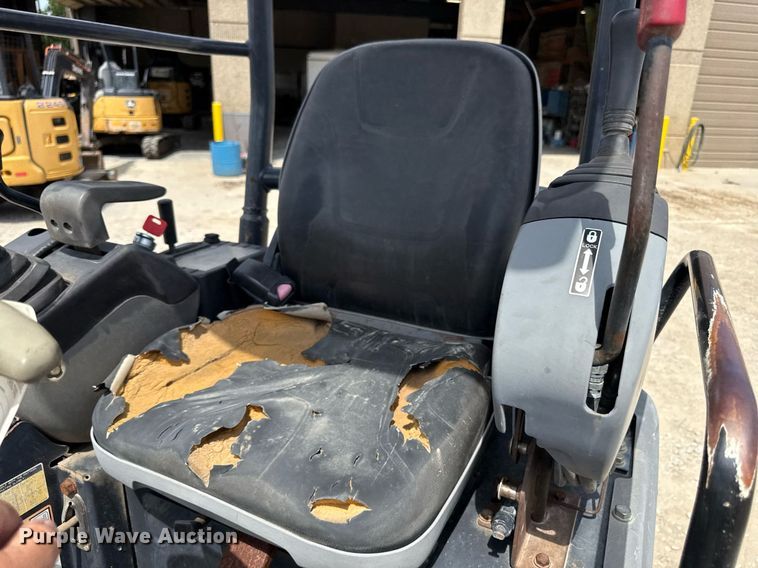 image for item DS4377 2012 John Deere 17D mini excavator