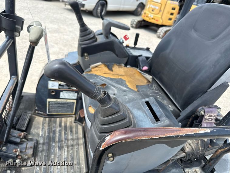 image for item DS4377 2012 John Deere 17D mini excavator