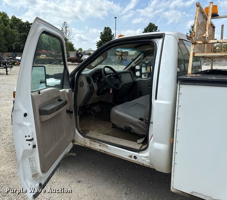 image for item DS4379 2008 Ford F550 utility / service truck
