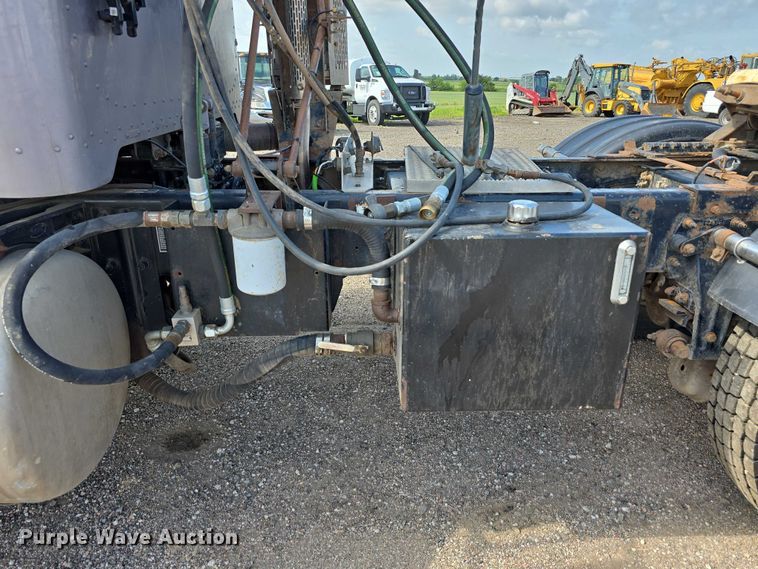 image for item DT6979 2008 Peterbilt 388 semi truck