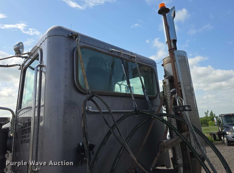 image for item DT6979 2008 Peterbilt 388 semi truck