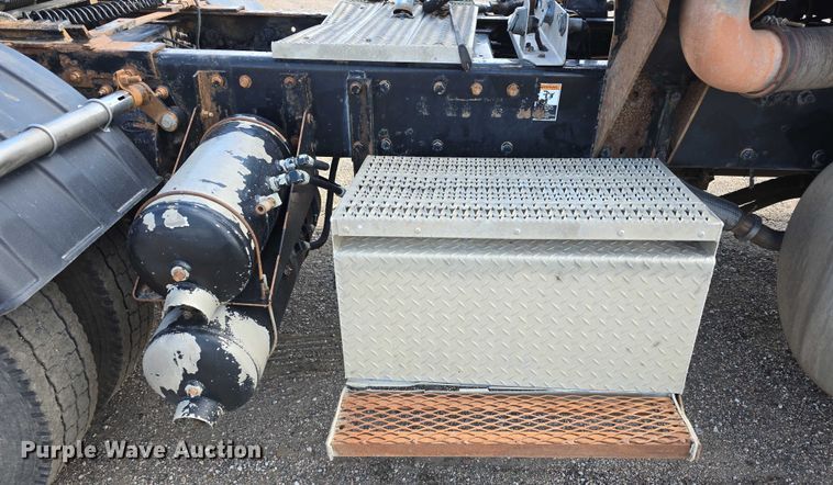 image for item DT6979 2008 Peterbilt 388 semi truck