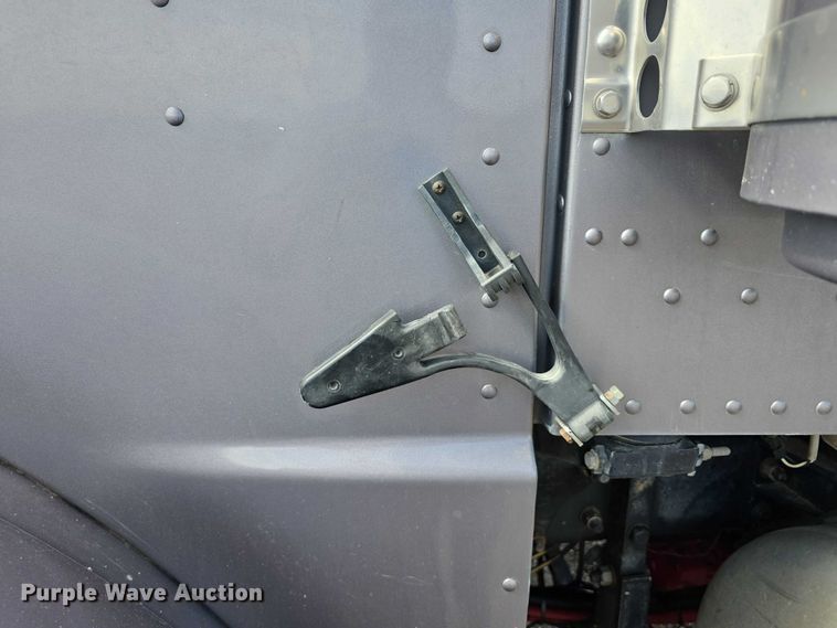 image for item DT6979 2008 Peterbilt 388 semi truck