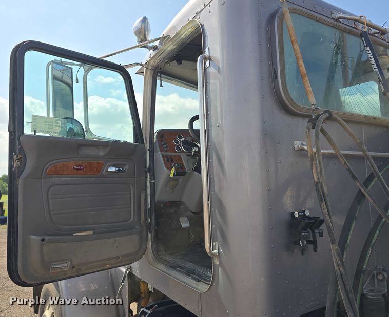 image for item DT6979 2008 Peterbilt 388 semi truck