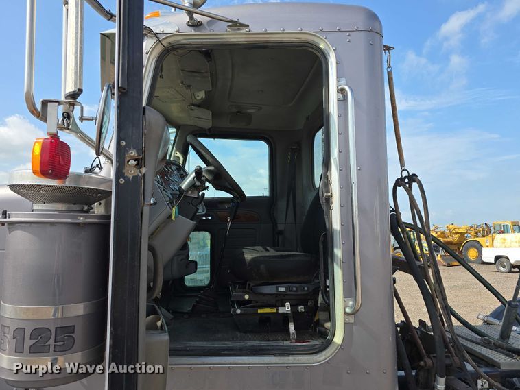 image for item DT6979 2008 Peterbilt 388 semi truck