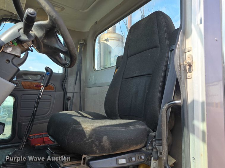 image for item DT6979 2008 Peterbilt 388 semi truck